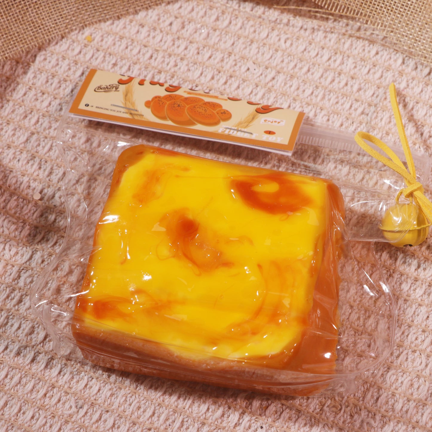 AXS2025F0019Strawberry Mini Cube Cake