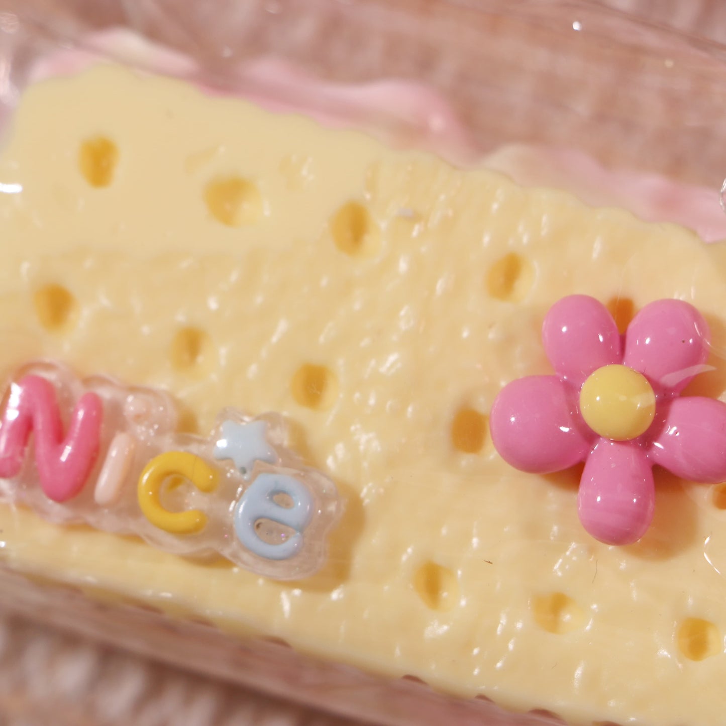 AXS2025F0056Soft Strawberry Sandwich Cookies