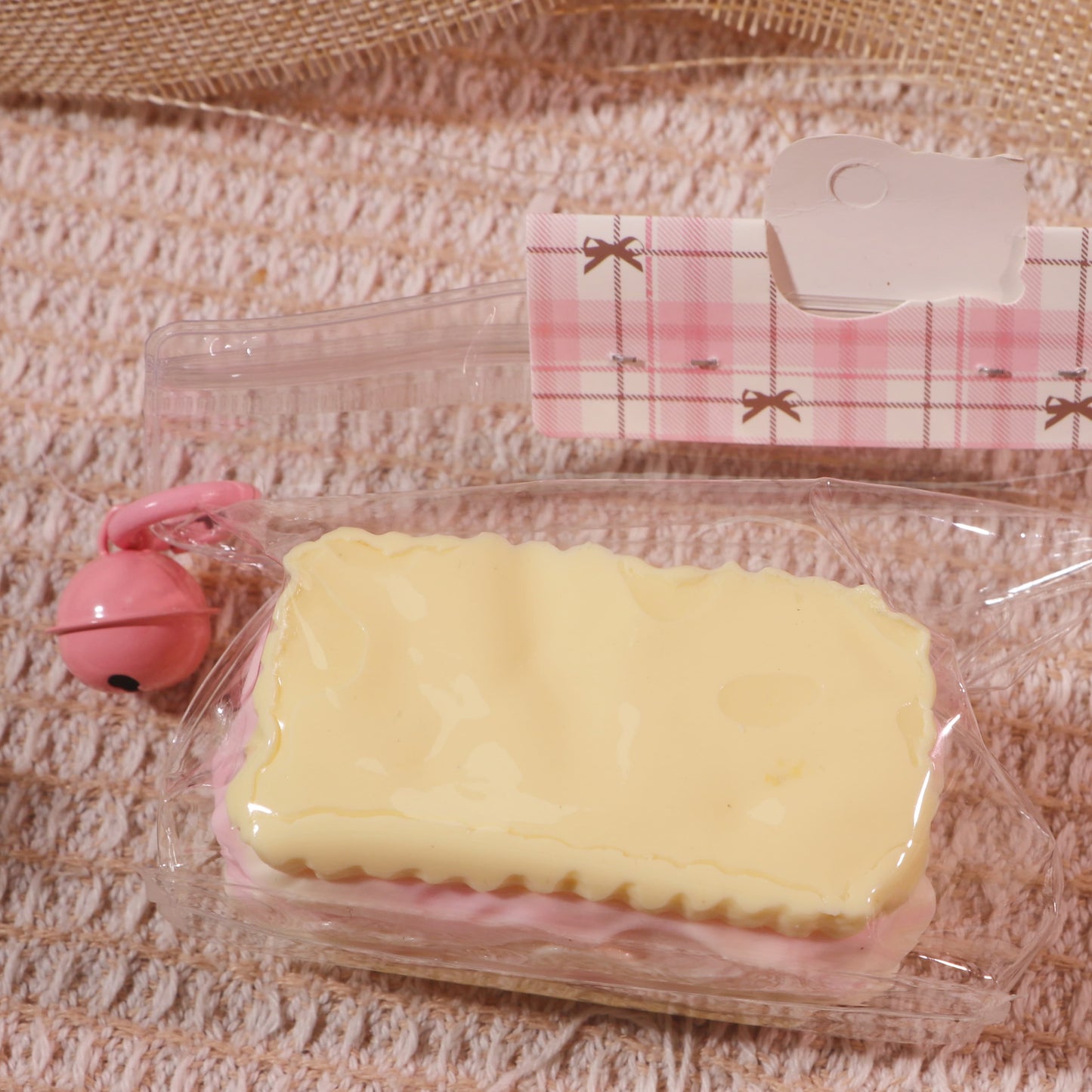 AXS2025F0056Soft Strawberry Sandwich Cookies