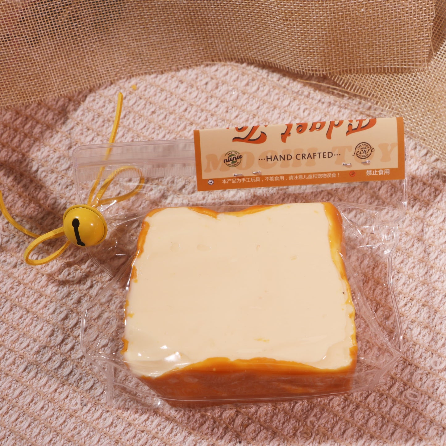 AXS2025F0019Strawberry Mini Cube Cake