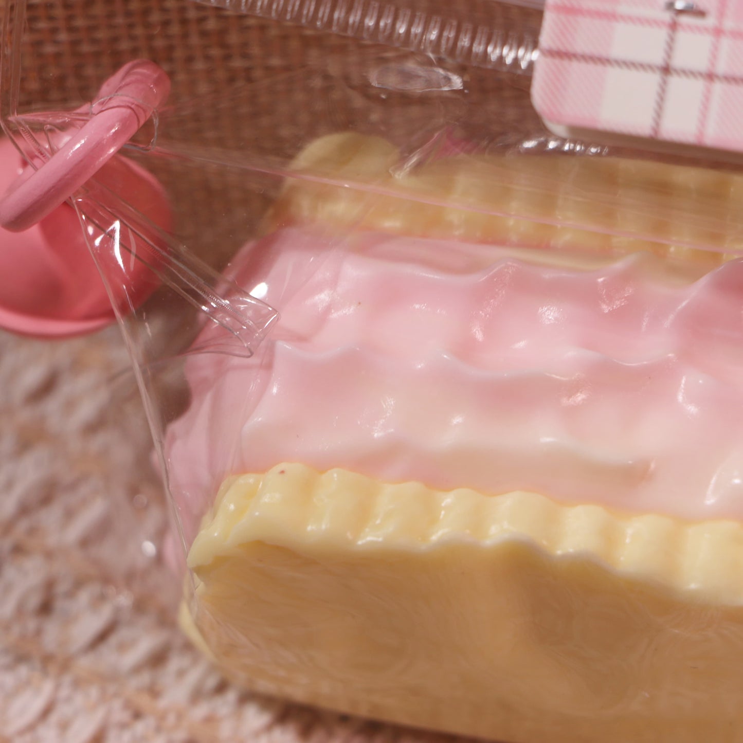 AXS2025F0056Soft Strawberry Sandwich Cookies