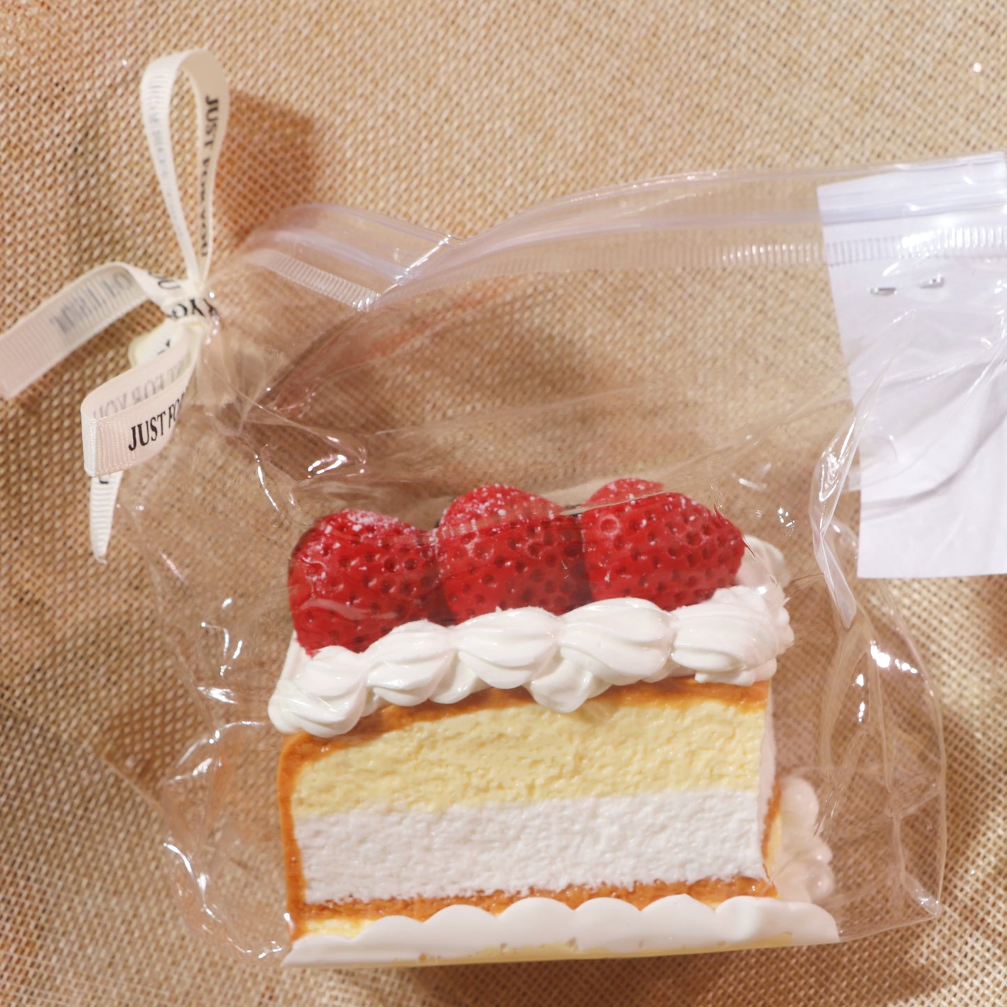 AXS2025C0049Strawberry Cream Box Cake