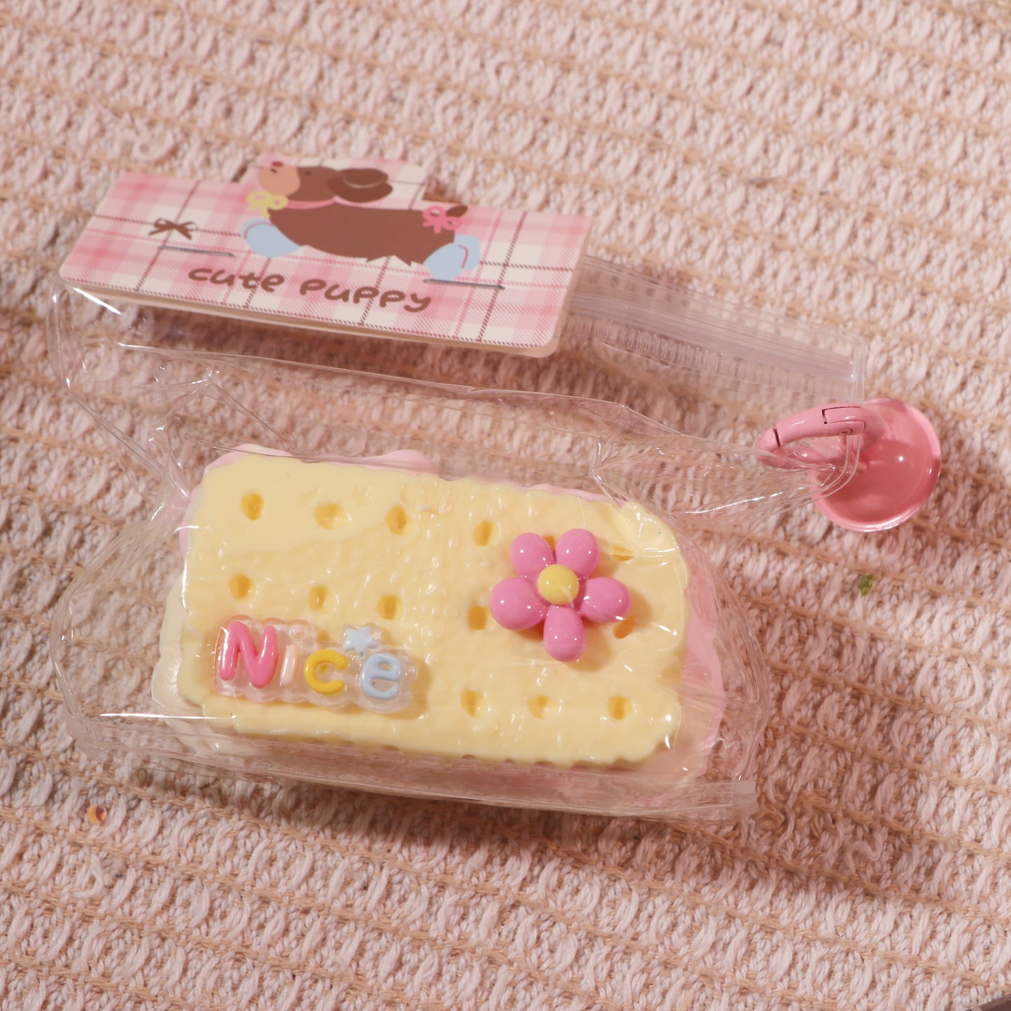 AXS2025F0056Soft Strawberry Sandwich Cookies