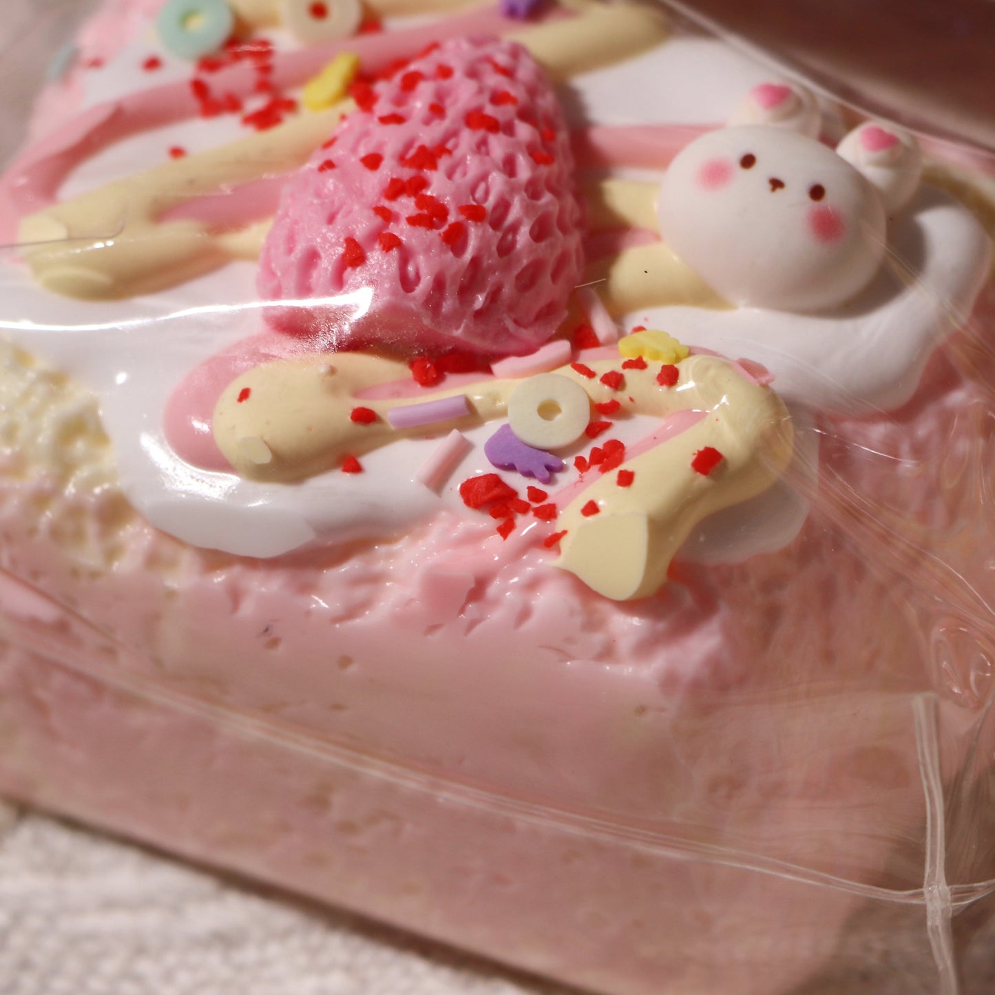 #F0011strawberry butt-shaped toast