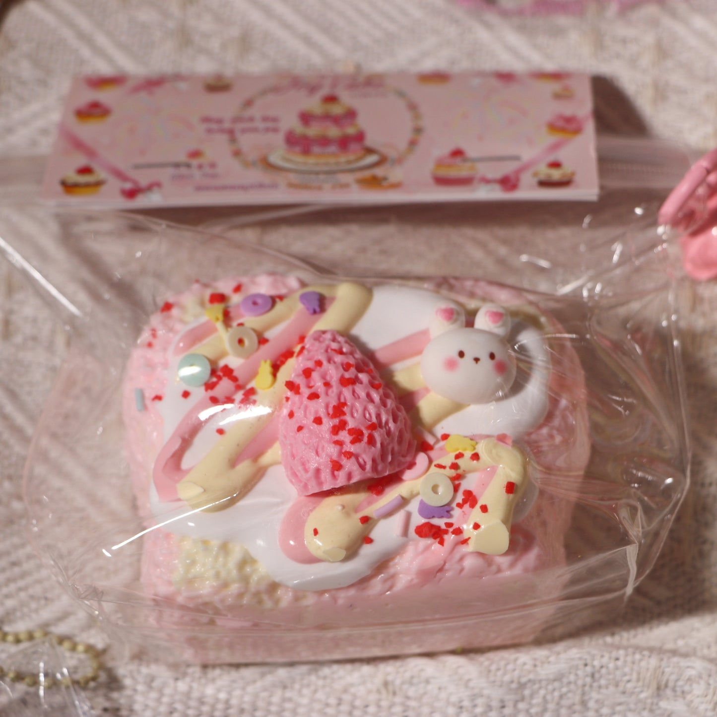 #F0011strawberry butt-shaped toast